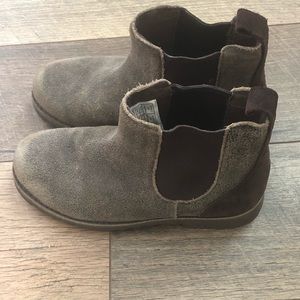 Boys Uggs size 3